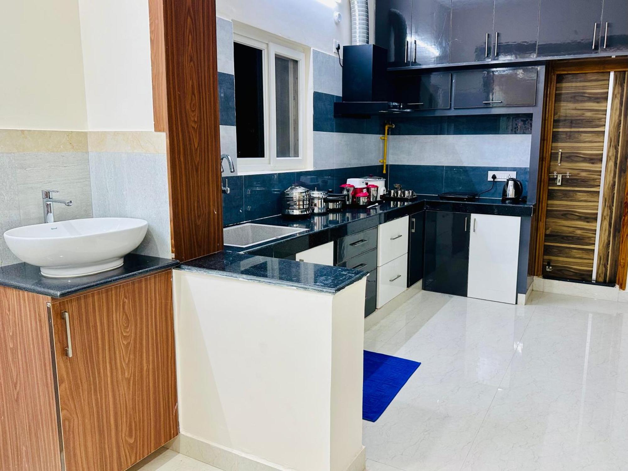 Truelife - 3Bhk Family Suites - Ps4 Pure Veg Restaurant On The Way To Balaji Temple - 2500 Sft Large Signature Apartment - Modular Kitchen - Super Fast Wifi, Smart Tv, 250 Jio Channels - Parking - Easy Access To All Temples - Top Service With Lots Of Tirupati Extérieur photo